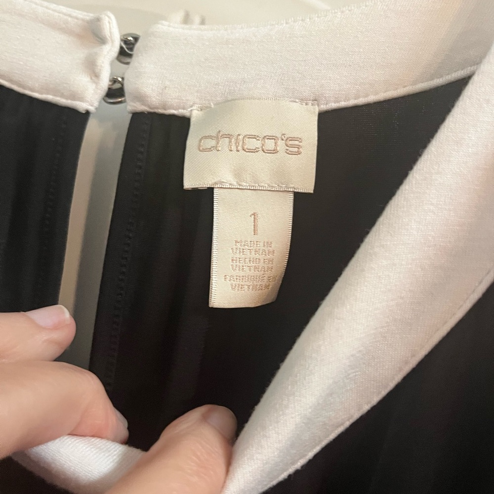 Chicos cold shoulder Women's Black, White contrast trim top size 1, missy M - Picture 4 of 7